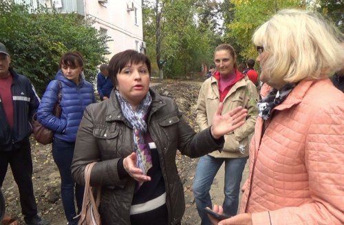 Одна из наиболее активных псевдо"жительниц", на заднем плане: Марина Ковтуненко - жена Дмитрия Ковтуненко