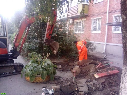 "Благоустройство" дворов на улице Тургенева в Краснодаре