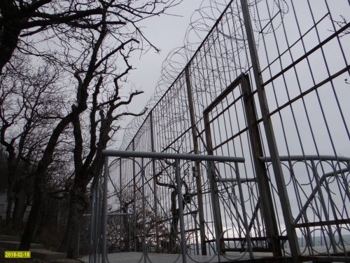Криница. Забор арендатора Цыбулина. Со стороны обрыва в сторону моря - также капитальный забор с колючей проволокой