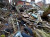 Различный мусор, выбрасываемый жителями проезда 1-й Обрывной в реку