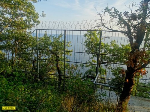 Участок забора над обрывом Чёрного моря не демонтирован