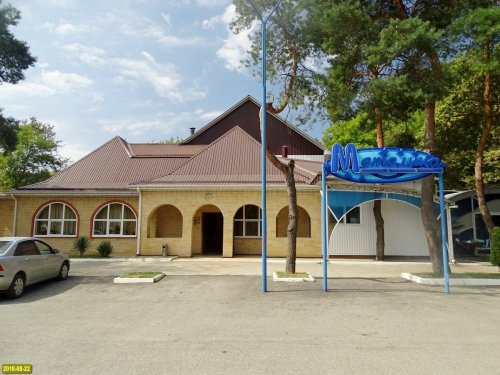 Незаконно построенное на землях лесного фонда кафе "Метелица" (Белореченский район)