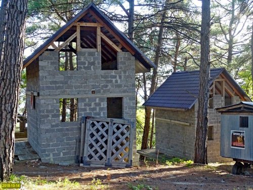 Храпакова щель. Незаконно построенные в лесу бетонные здания