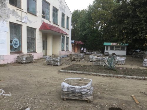 Плиточка возле универмага снята