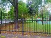 Забор, за которым находится зеленая зона