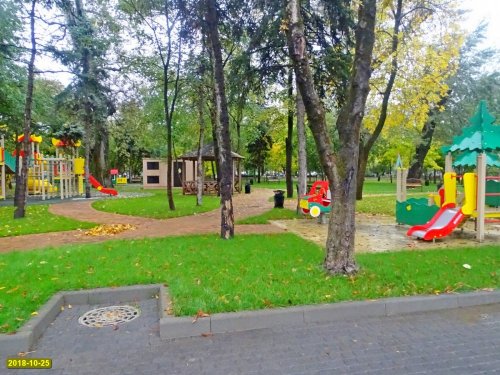 Летом детская площадка находится в тени деревьев