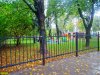 Забор, которым окружена зеленая зона