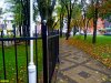 Тянущийся забор по периметру зеленой зоны