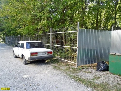 Если верить Минприроды Кубани - этого забора нет в природе, а есть только "конструкции для живой изгороди"