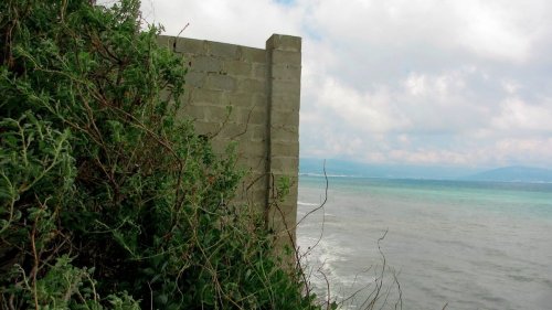 Выходящий к обрыву Чёрного моря незаконный забор в селе Мысхако (Новороссийск)