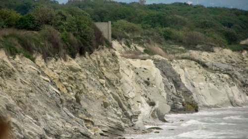 Выходящий к обрыву Чёрного моря незаконный забор в селе Мысхако (Новороссийск)
