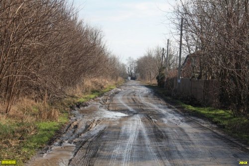 Разбитая большегрузами улица Яблоневая в СНТ "Урожай"