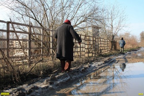 Разбитая большегрузами улица Яблоневая в СНТ "Урожай"