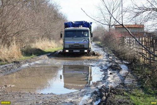 Разбитая большегрузами улица Яблоневая в СНТ "Урожай"