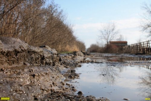 Разбитая большегрузами улица Яблоневая в СНТ "Урожай"