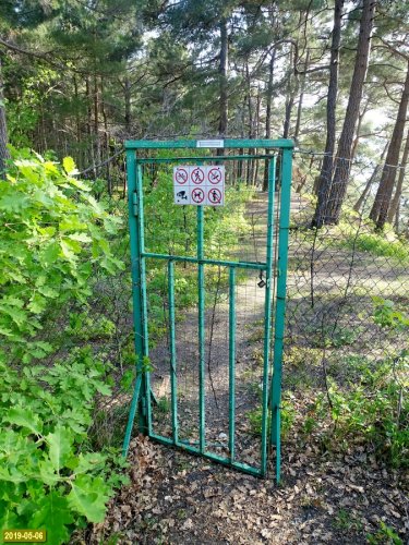 Калитка на входе на территорию бывшего кемпинга "Голубая бездна"
