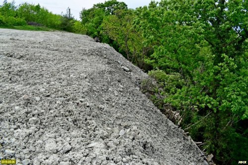 Отходами и грунтом завалили большой участок леса под Дивноморском