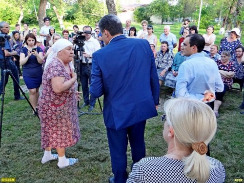 Жительница Октябрьского рассказывает главе района о одной из острых проблем поселка