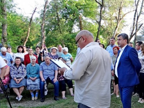 Владимир Жигулин зачитывает обращение жителей к губернатору Кубани по поводу вышки связи