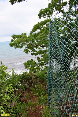 Бетта. Колхозная Щель. Забор упирается в обрыв над морем