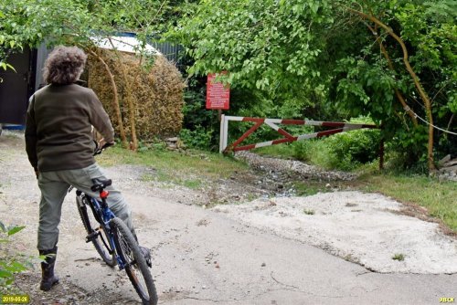 Въезд в Колхозную Щель перекрыт шлагбаумом