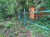 За металлической "живой изгородью" спрятаны домики для отдыхающих