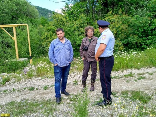 Полицейские разговаривают с координатором Экологической Вахты Андреем Рудомахой