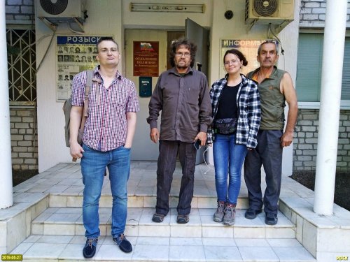 Активисты ЭкоВахты и адвокат Беньяш после завершение допросов возле Дивноморского отделения полиции