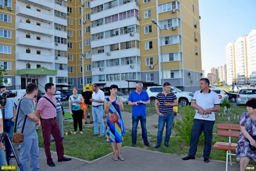 На собрание пришло много "слухачей" от органов властей. На этом фото целых 6 сотрудников