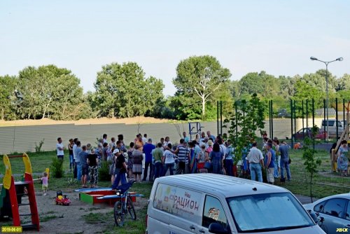 Сход на Гидрострое. На заднем плане стройка, против которой выступают жители
