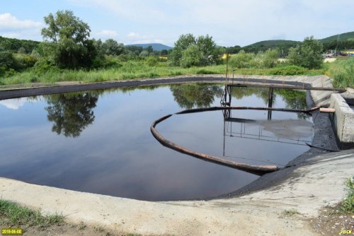 Комплекс ООО "Ртутная безопасность". Нижний отстойник сбора нефтесодержащих вод находится вблизи реки Зыбза