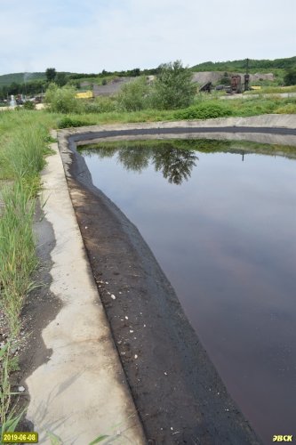 Комплекс ООО "Ртутная безопасность" на реке Зыбза. Следы нефти свидетельствуют, что нижний отстойник был заполнен до краев