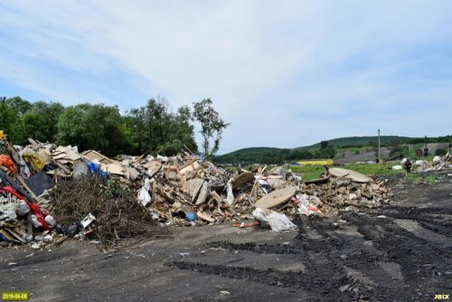 Свалка отходов возле территории "Ртутной безопасности"
