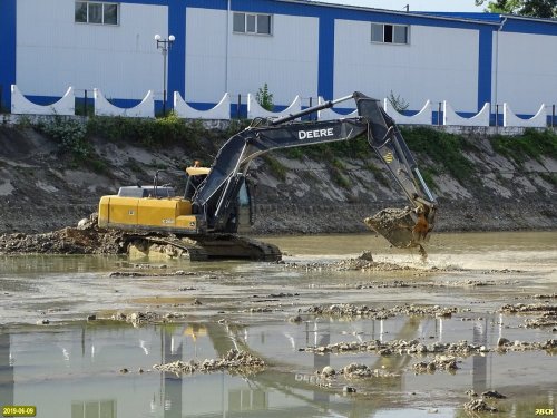 Река Абин, работы по расчистке русла ведутся прямо в воде