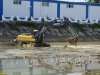 Река Абин, работы по расчистке русла ведутся прямо в воде