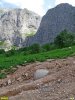 Уродливая язва дороги на Лунную Поляну на фоне перемычки между горами Пшеха-Су и Фишт