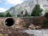 На месте водотоков, пересекающих трассу дороги на Лунную Поляну, уложены мощные трубы