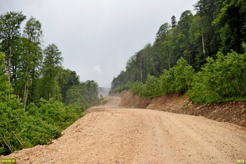Восстановленный участок дороги на Лунную Поляну, строительство которого было остановлено в 2009г.