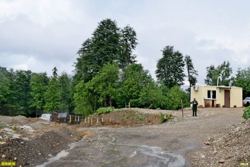 Пост охраны перед въездом в зону строительства дороги на Лунную Поляну