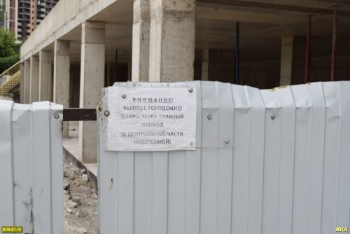 Из-за ведущейся на пляже стройки перекрыт проход вдоль берега Черного моря