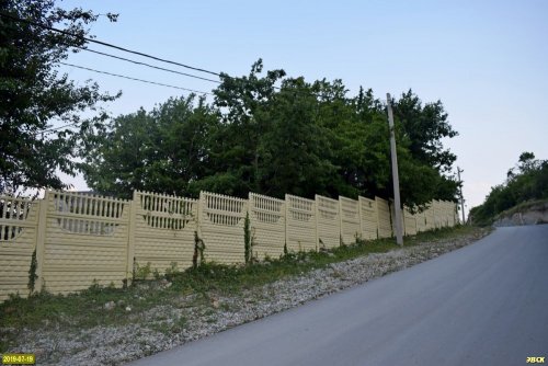 Лесные земли на базе "Рассвет" незаконно застроили капитальными объектами и загородили заборами