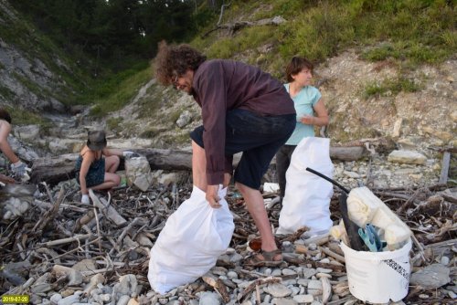 "Субботник" по уборке мусора на берегу моря