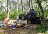 Разгрузка машины после прибытия на место лагеря