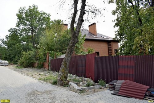 Незаконно построенный в лесном фонде дом Жанны Арефьевой в Джубге скрывается за неказистым забором