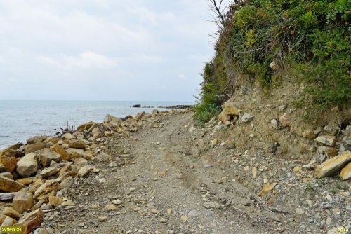 Джубга. Помимо незаконного спуска к морю был самовольно построен участок прямо по берегу моря