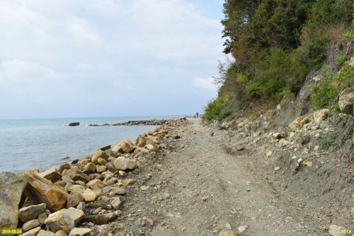 Джубга. Помимо незаконного спуска к морю был самовольно построен участок прямо по берегу моря