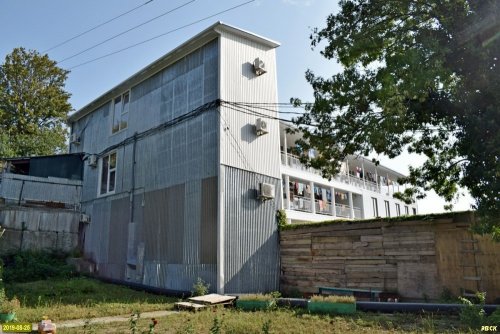 Лермонтово. Гостиница, часть здания которой незаконно была построена на землях лесного фонда