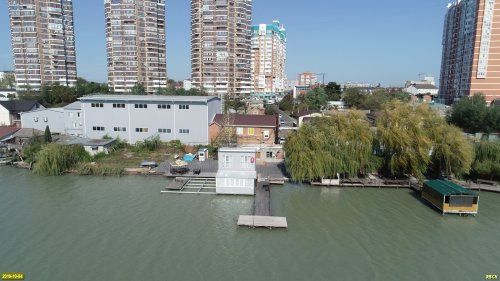 Незаконно огороженная обществом охотников и рыболовов береговая полоса земельного участка на улице Кубанской в Краснодаре