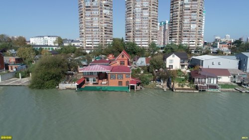 Береговая зона вдоль улицы Кубанской захвачена вплоть до уреза воды