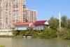 Нависающее над береговой полосой Старой Кубани кафе "Клуб" возле моста на Солнечный остров